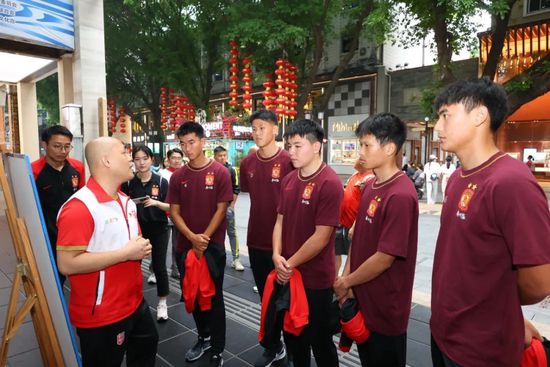 上半场B费劲射破门，奥塔维奥中柱；下半场奥尔塔捡漏破门，葡萄牙2-0战胜冰岛，预选赛十战全胜，完美收官！